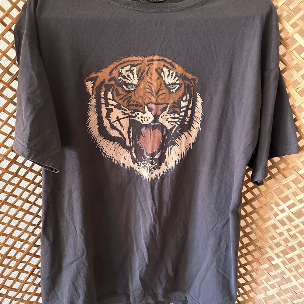 Vici Black Tiger Graphic Women's Shirt
